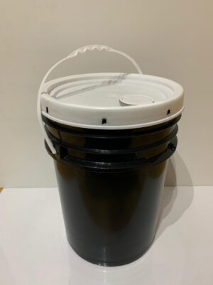 Balde Plástico Negro 20 Litros Con Pico